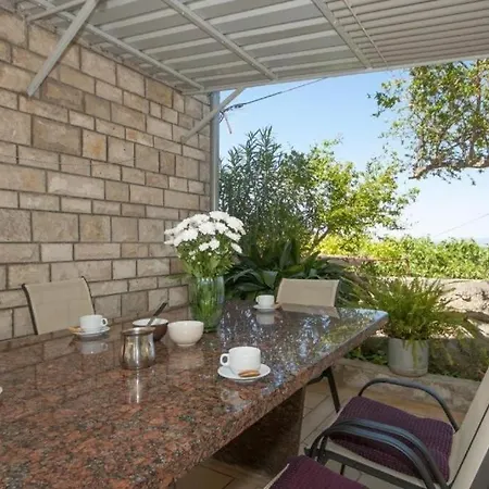 Mira Apartment Splitska